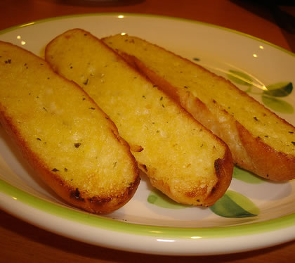garlic_bread_full_slices.jpg